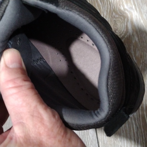 Easy Spirit black suede hiking boots. Size 11 - Picture 12 of 13